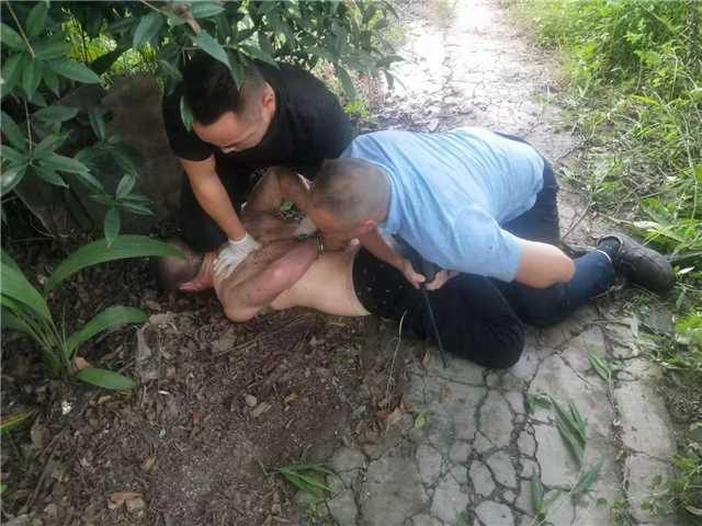 與戰(zhàn)友一道將販賣毒品犯罪嫌疑人王某制服.jpg