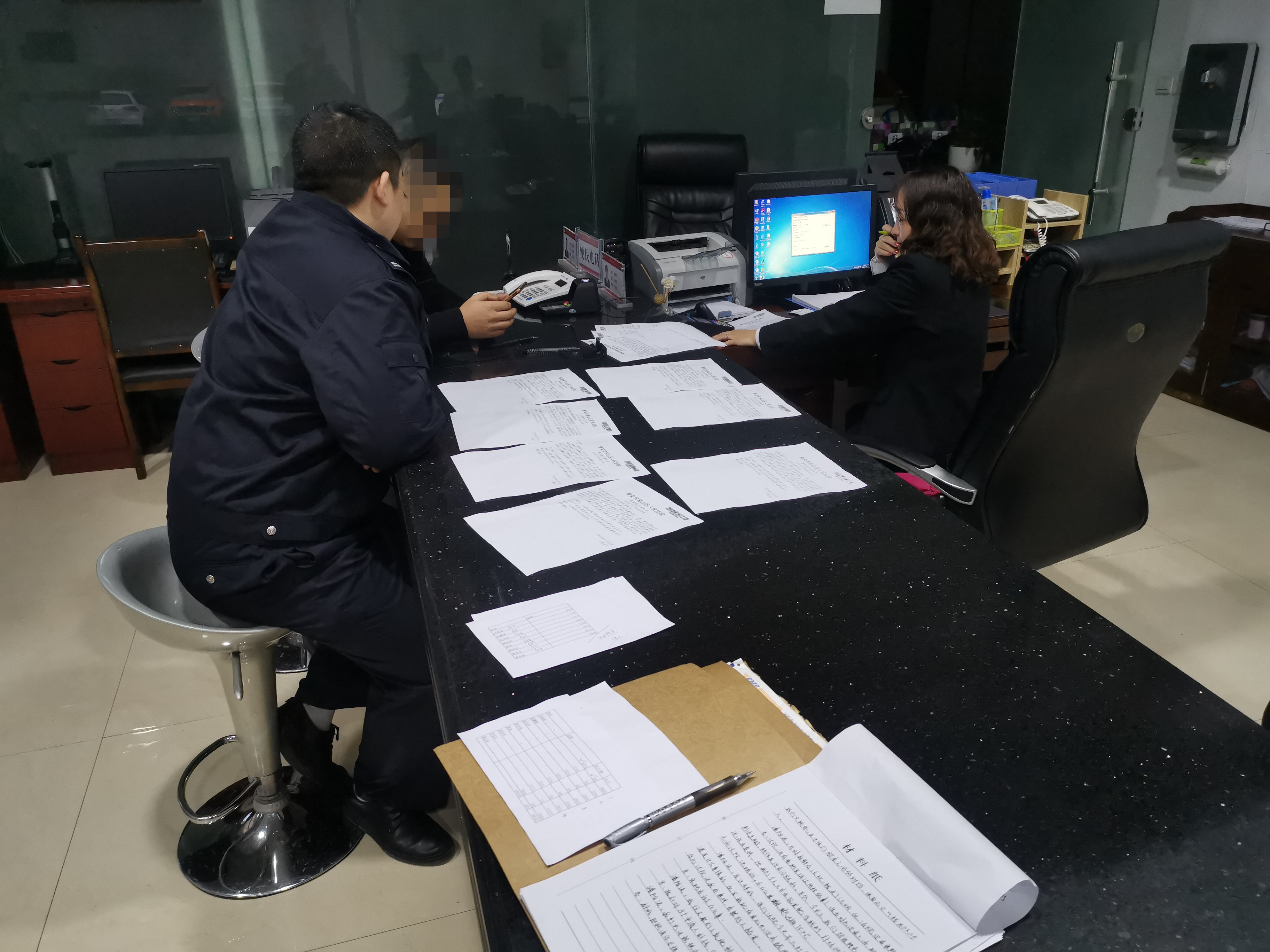 執(zhí)結(jié)8個(gè)民工工資，圖為被執(zhí)行人通過(guò)刷卡方式支付案款_副本.jpg