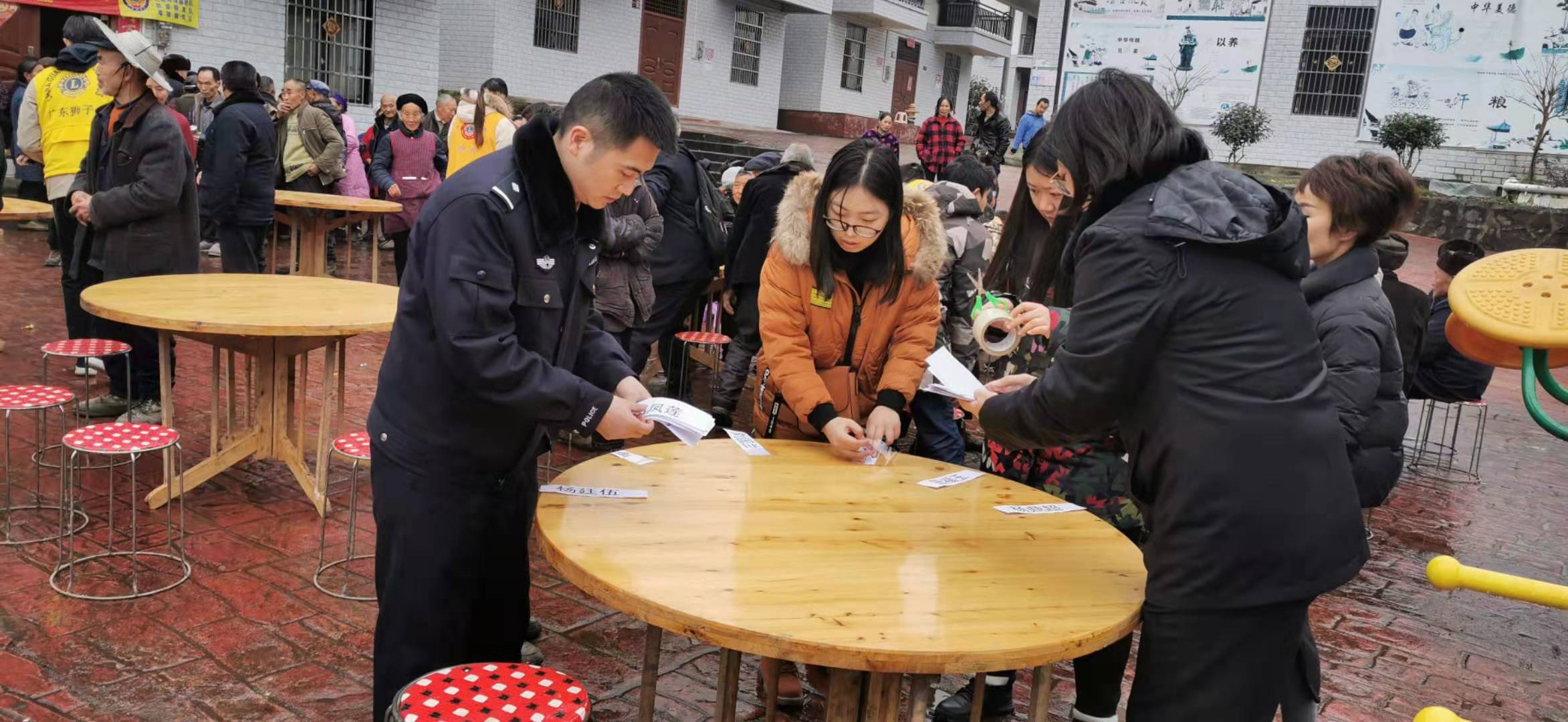 法院干警擺放桌椅1.jpg