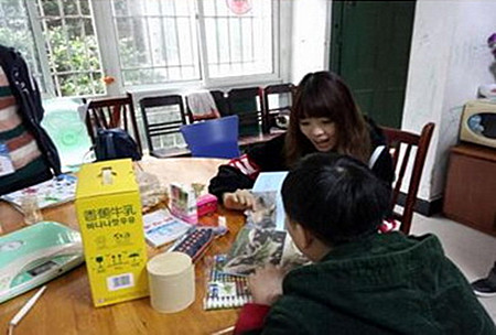 勝利街道中心學(xué)校“送教上門(mén)”情暖殘疾兒童_副本.jpg