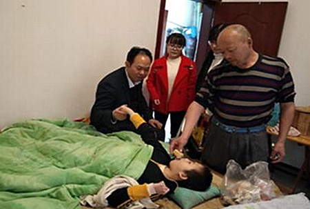 勝利街道中心學(xué)?！八徒躺祥T(mén)”情暖殘疾兒童.jpg