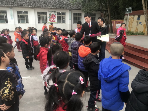 向師生講解憲法知識(shí).jpg