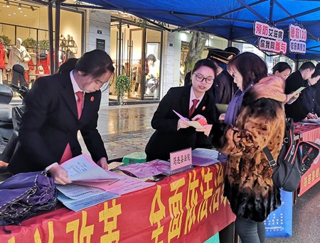 接受群眾咨詢.jpg