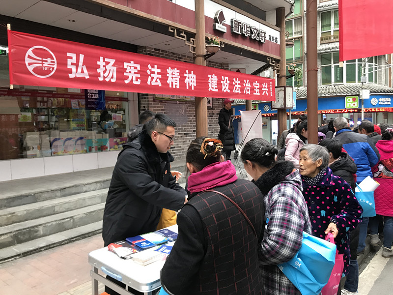法院干警走上街頭宣傳憲法_副本.jpg