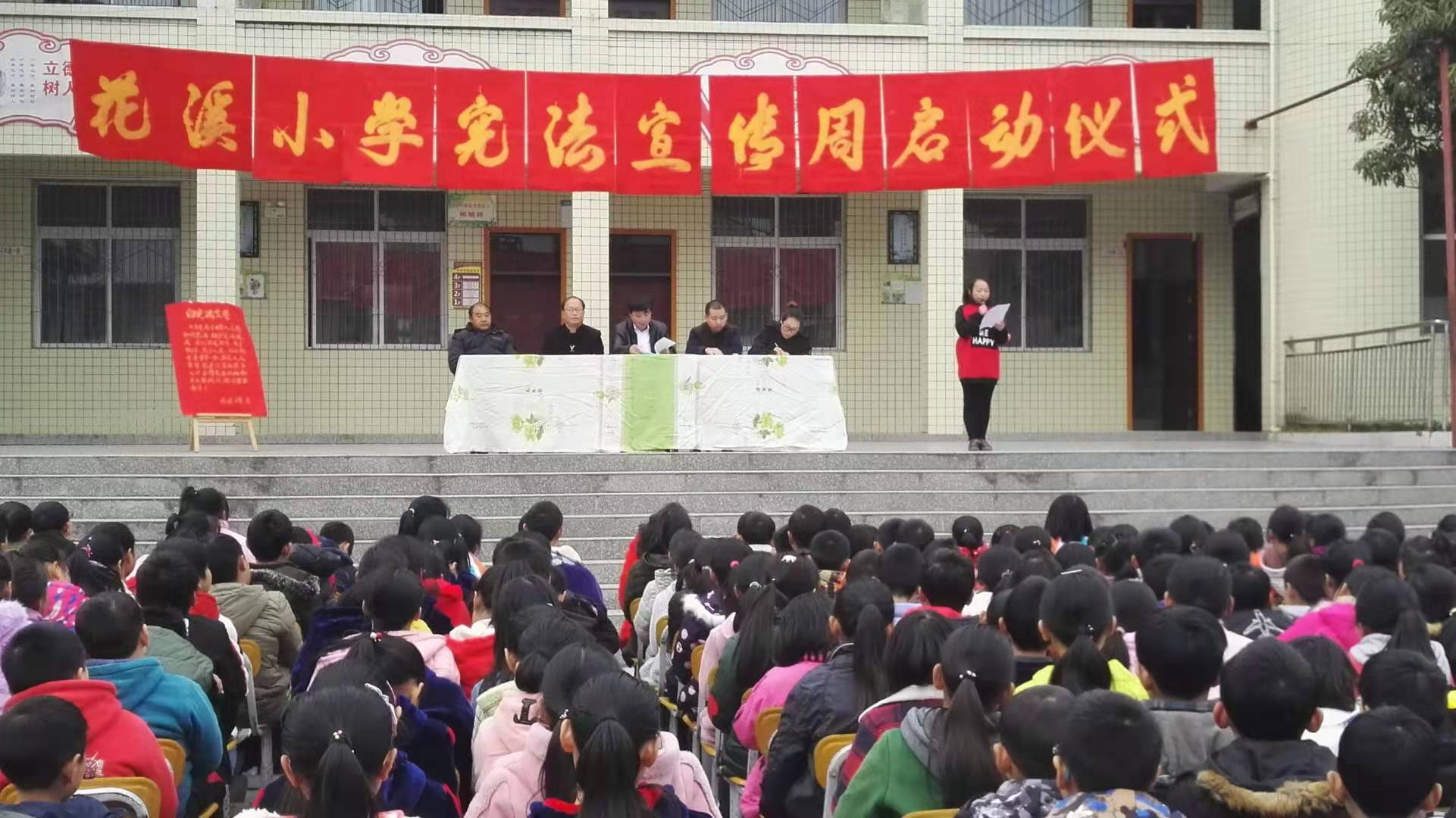 8（2）班學(xué)生李佳佳進(jìn)行主題演講.jpg