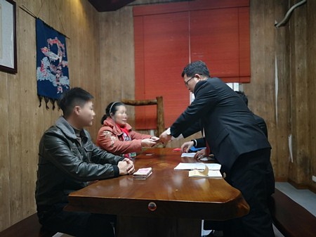 法官將司法救助金遞到申請執(zhí)行人手中.jpg