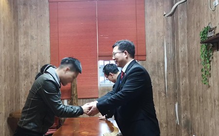 申請人緊緊握住執(zhí)行法官的手，表示由衷的感謝.jpg