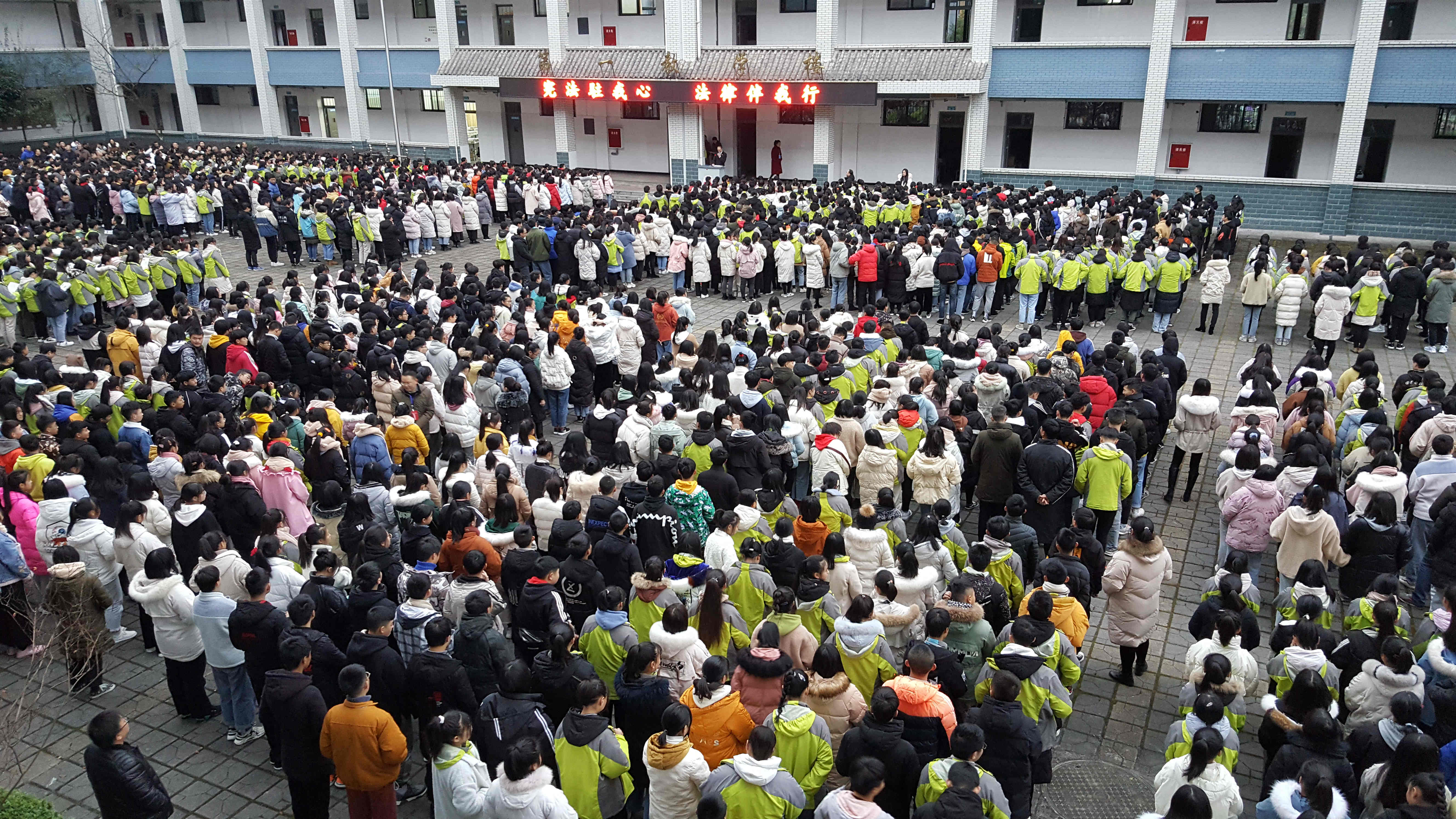圖為法官在滎經(jīng)中學(xué)為2000余名師生帶來“憲法駐我心  法律伴我行”操場盛宴。.jpg