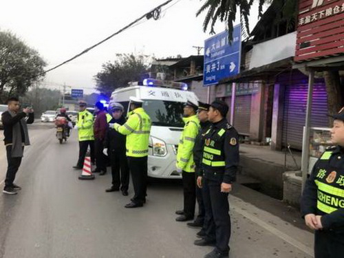 威貢警方開展跨區(qū)域聯(lián)合“治超”整治深入推進(jìn)內(nèi)自同城用警行動.jpg