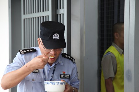 嘉州監(jiān)獄建立領(lǐng)導(dǎo)“嘗餐制” 確保罪犯食品安全