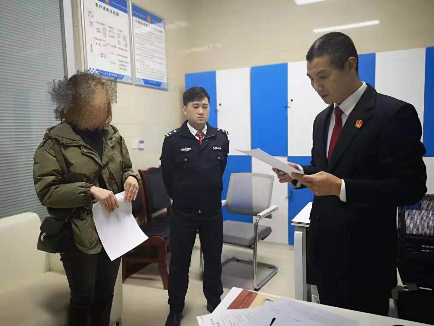 圖為：向被執(zhí)行人肖某宣讀拘留決定書 (1).jpg