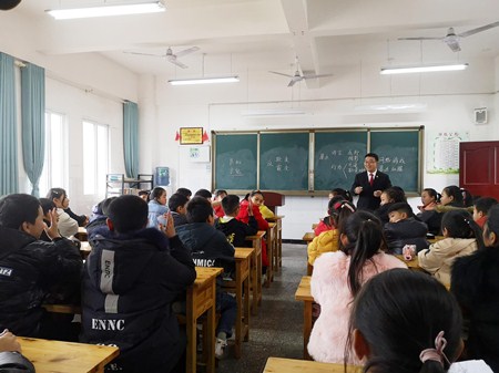 ④學(xué)生們對法官的提問踴躍舉手回答.jpg