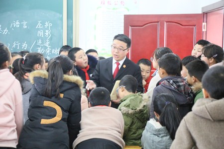 ⑥法官為學(xué)生們解答疑惑.JPG