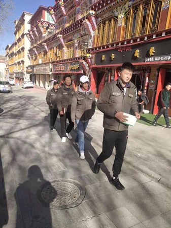 網絡員穿梭于城市的大街小巷.jpg