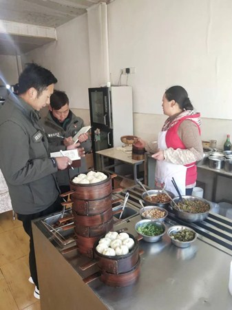 網格員上門為民辦事.jpg