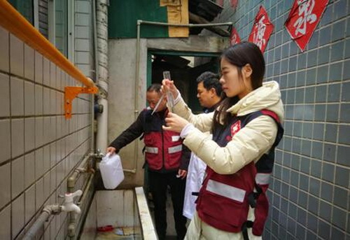縣疾控中心工作人員在進(jìn)行震后水質(zhì)監(jiān)測(cè)圖一.jpg