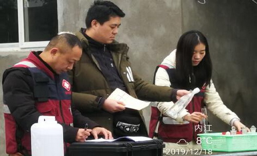 縣疾控中心工作人員在進(jìn)行震后水質(zhì)監(jiān)測(cè)圖二.jpg