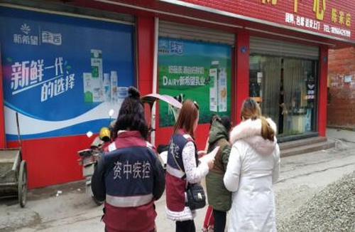 縣疾控中心工作人員在發(fā)放震后疾病防控宣傳單.jpg