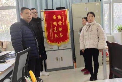 資中縣道路運(yùn)輸發(fā)展中心多舉措提升窗口服務(wù)質(zhì)量獲群眾好評(píng).jpg
