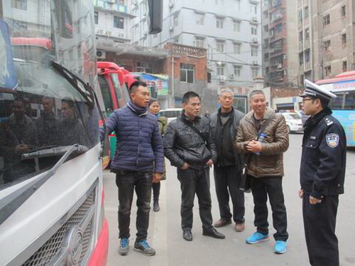 威遠(yuǎn)交警大隊(duì)組織民警走進(jìn)“兩客一?！逼髽I(yè)開展交通安全宣講活動.jpg