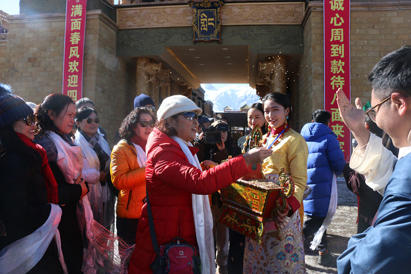 在切瑪盒前體驗(yàn)灑青稞和糌粑祈福儀式_副本.jpg