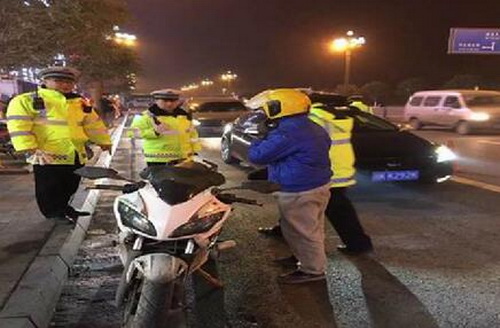 威遠(yuǎn)交警大隊(duì)組織開展夜間摩托車“噪音污染”違法行為專項(xiàng)整治.jpg