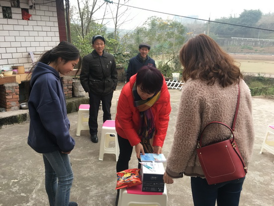 內(nèi)江市中區(qū)農(nóng)業(yè)農(nóng)村局開展關(guān)愛留守兒童主題黨日活動.JPG