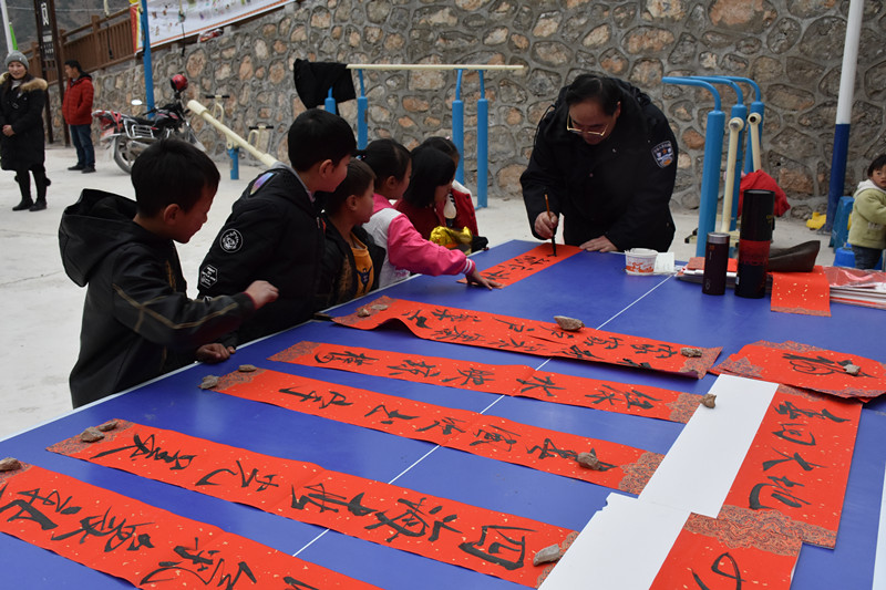 DSC_2854民警為村民書寫春聯(lián)_副本.jpg