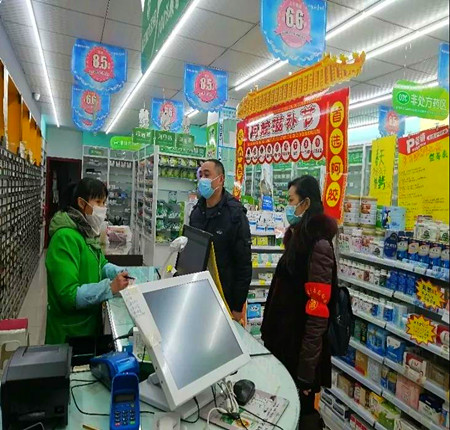 區(qū)市場監(jiān)督管理局深入藥店開展檢查.jpg