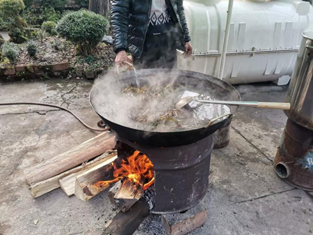 張怡華義務(wù)為村民煮“大鍋湯”.jpg