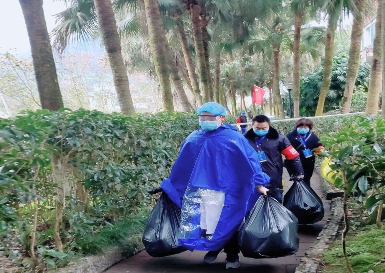 張云康協(xié)助工作人員清運垃圾.jpg
