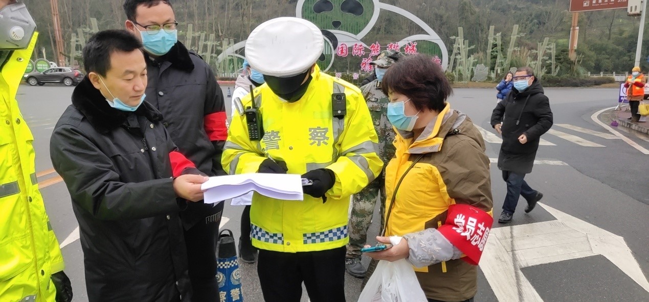 張云康協(xié)助交警勸返武漢返雅車輛.jpg