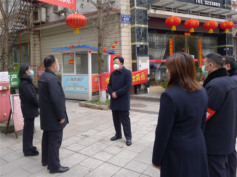 劉孝勇檢察長(zhǎng)在名山區(qū)玉林小區(qū)黨員志愿服務(wù)站看望疫情值守排查干警.JPG