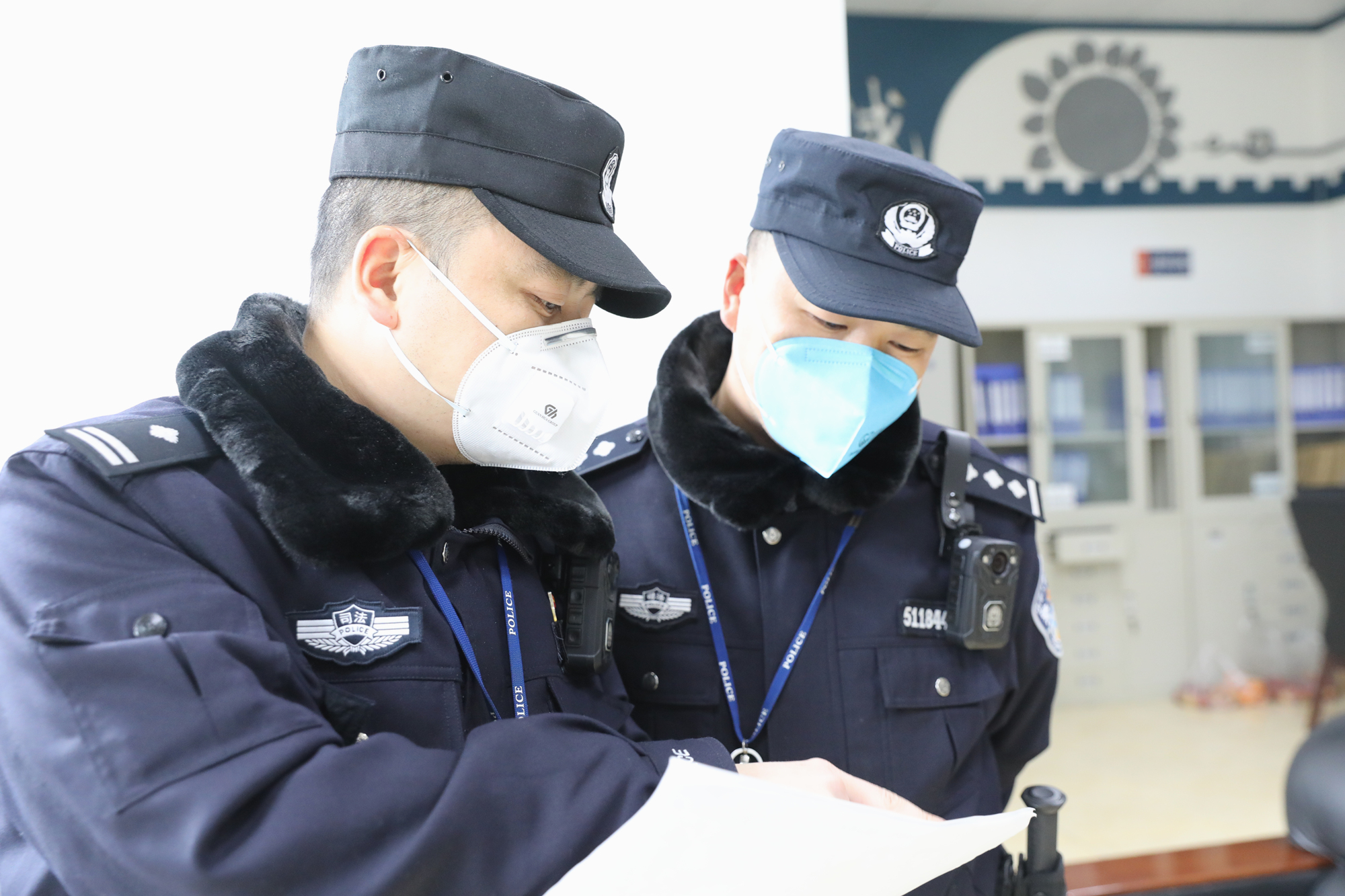 廖彧（左）與監(jiān)區(qū)副教導(dǎo)員商議民警排班.JPG