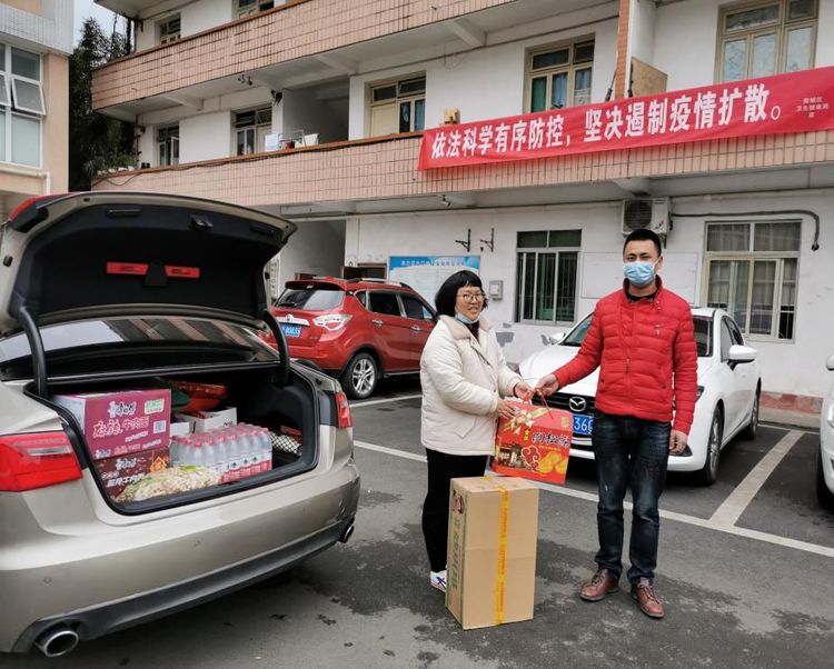 大元村黨員捐贈(zèng)物資.jpg