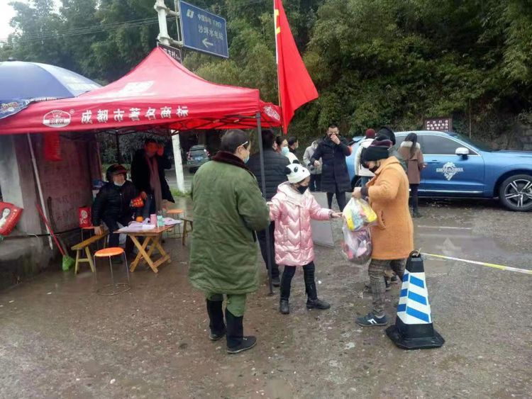 望魚戰(zhàn)“疫”中的暖心人暖心事2.jpg