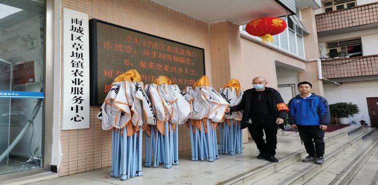 暖心村民送帳篷.jpg