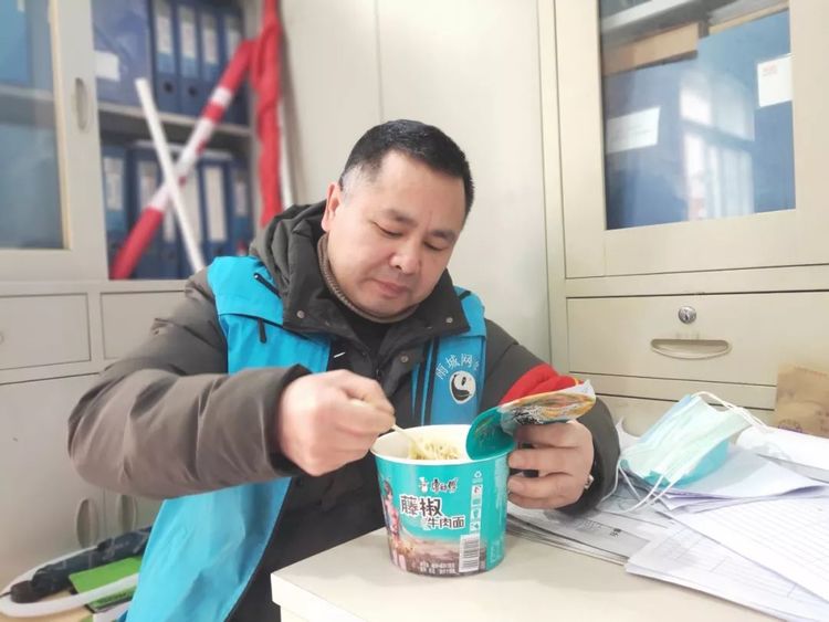 一碗泡面便是姚衛(wèi)東的午餐.jpg