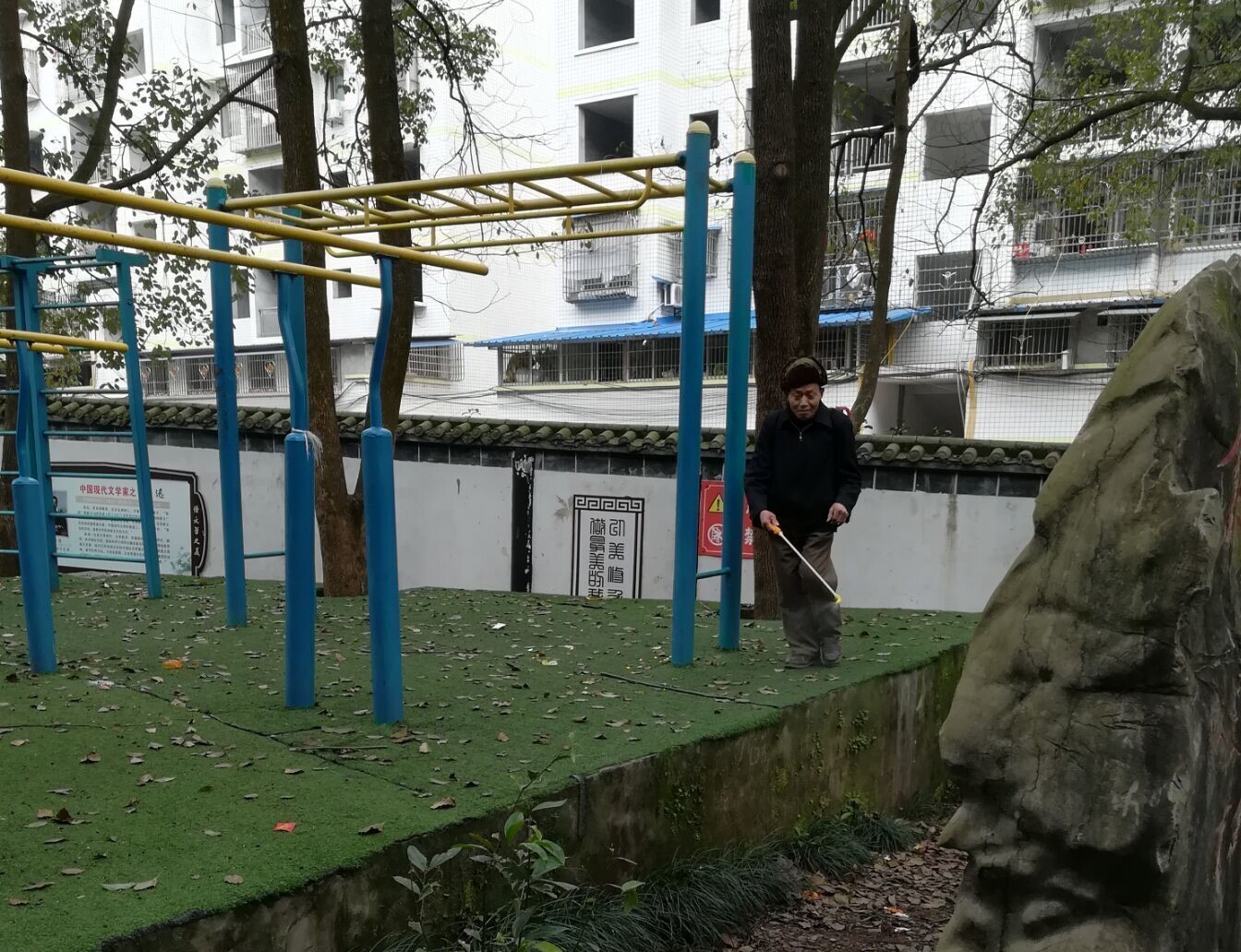 華封初中打掃校園定期對校園進(jìn)行消毒圖片2.jpg