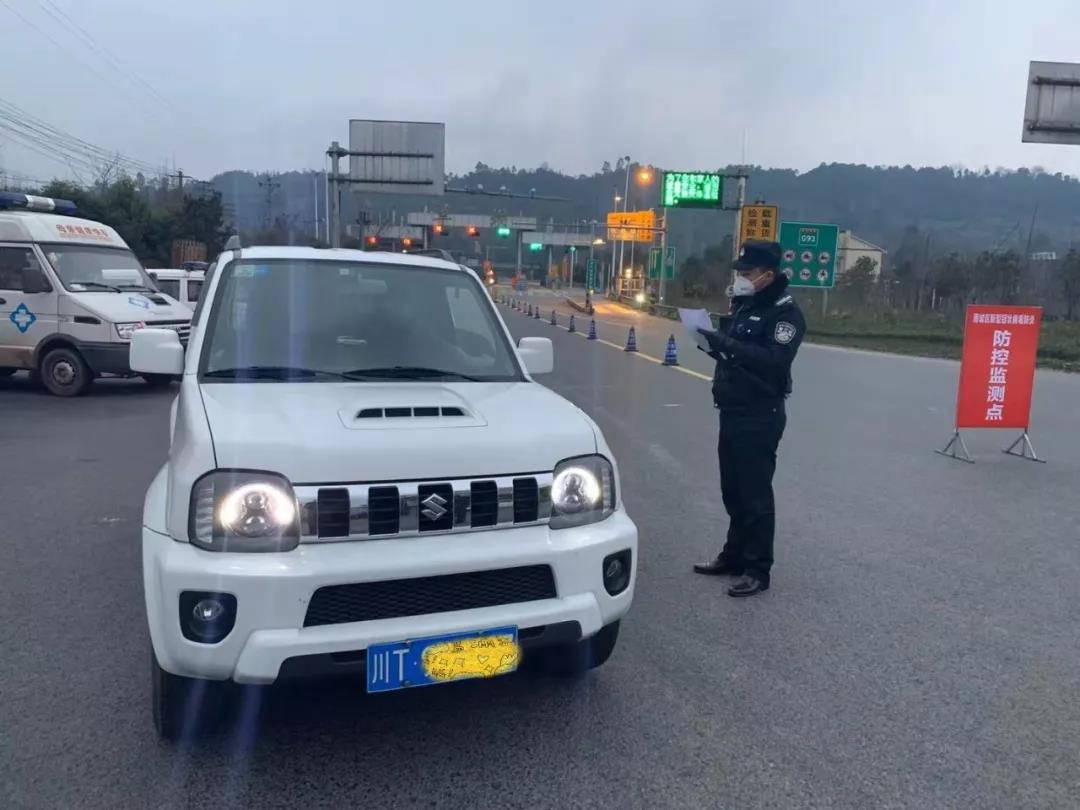 江世林正在過(guò)往車(chē)輛進(jìn)行例行檢查.jpg