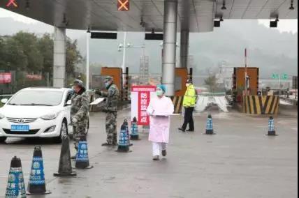 警醫(yī)CP夫妻檔 疫情當前攜手同行1.jpg
