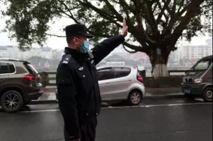 警醫(yī)CP夫妻檔 疫情當前攜手同行2.jpg