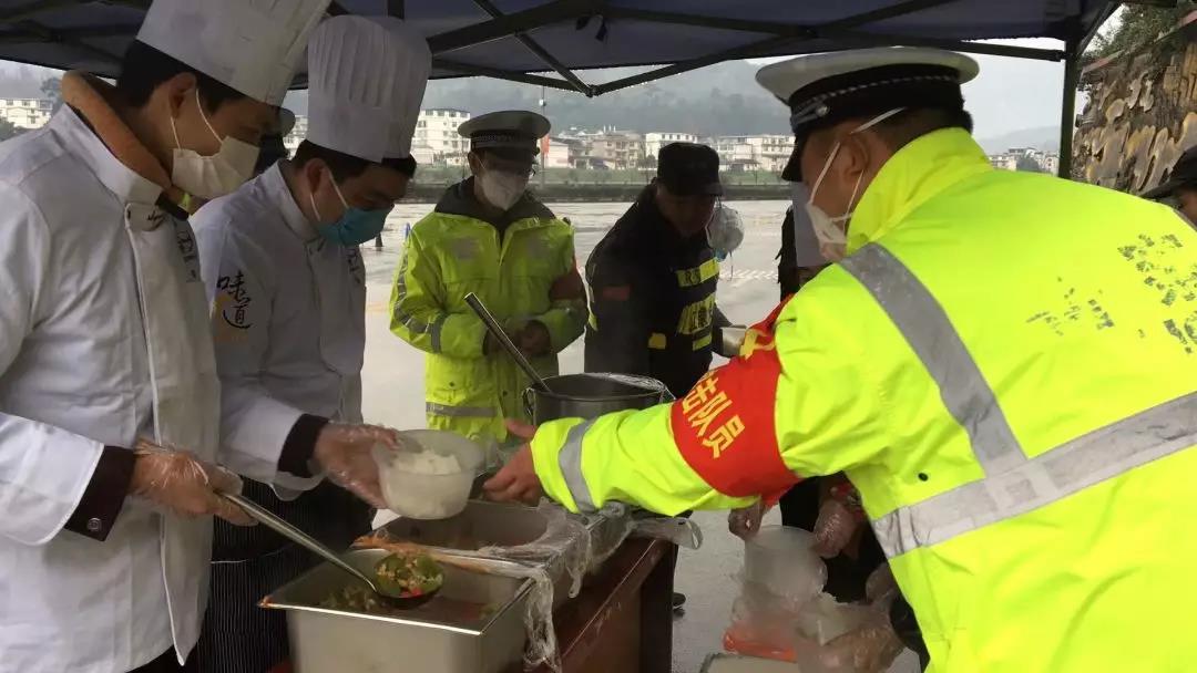 “九大碗”為高速路口監(jiān)測點值守人員送愛心盒飯.jpg