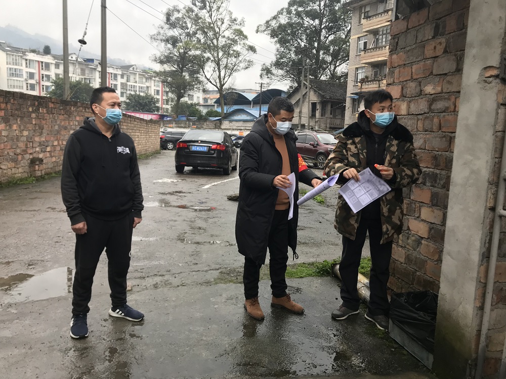 雨城區(qū)退役軍人事務局工作人員在“聯(lián)包幫”大院開展疫情宣傳工作.jpg