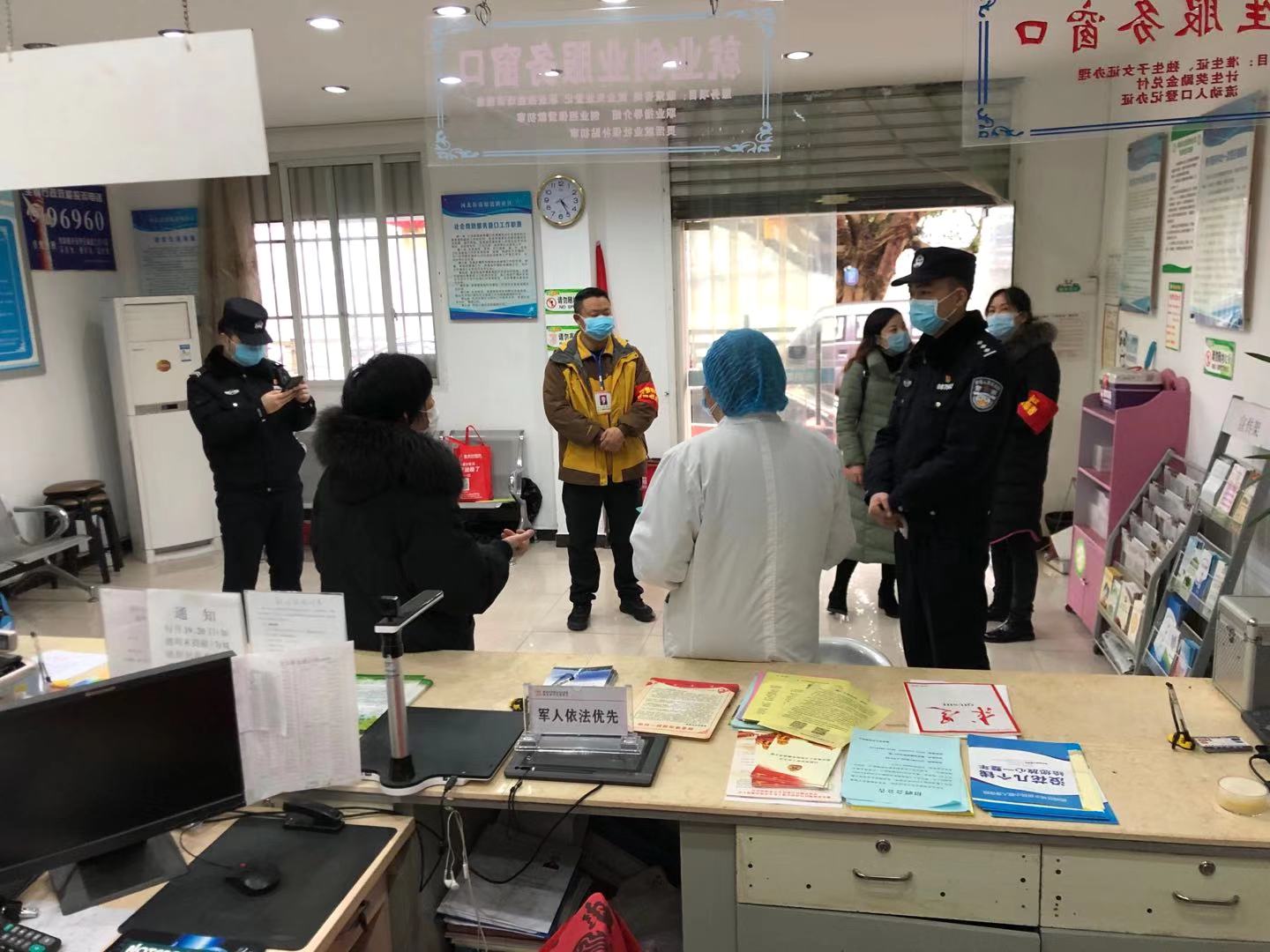 挺進路社區(qū)黨支部書記張煜安排疫情防控工作.jpg