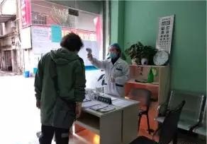 劉艷萍正在工作.jpg