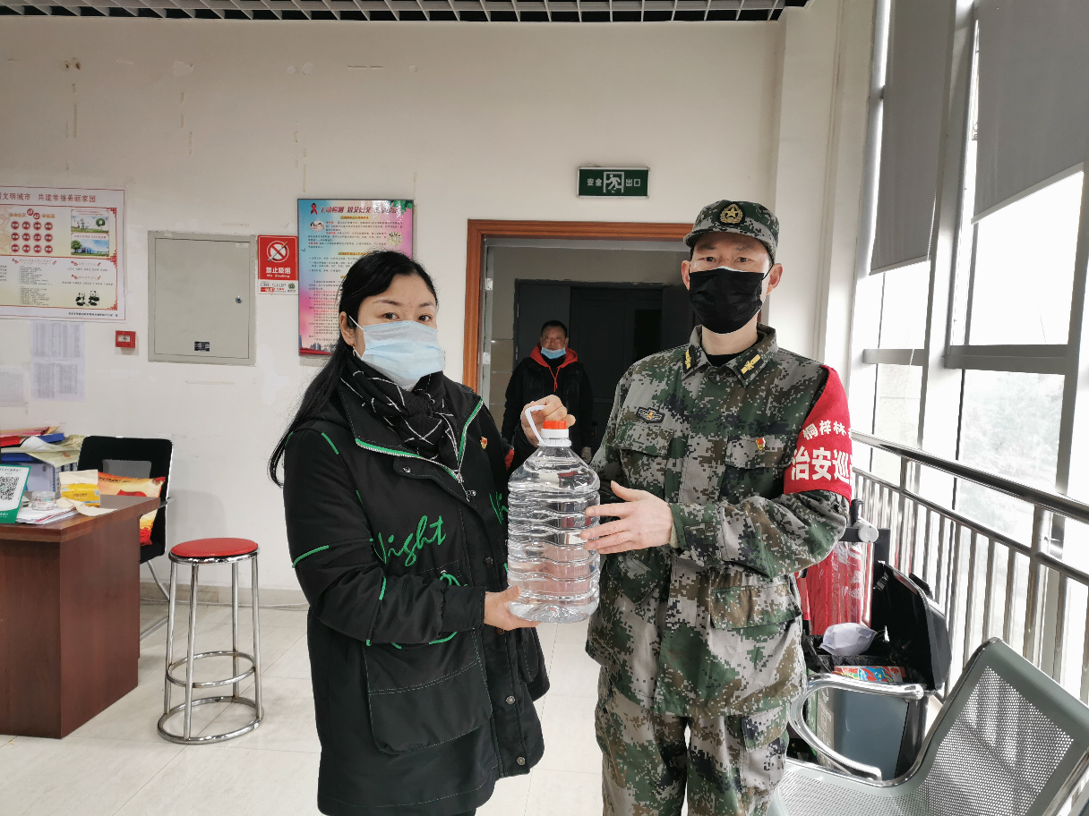 圖：李春朝向青江街道辦事處捐贈75度殺毒酒精。.png