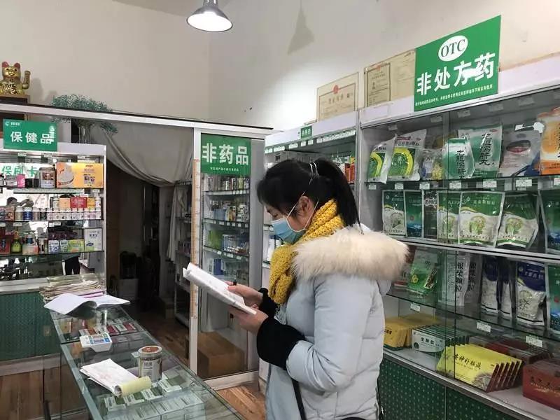 藥械化股趙婷婷檢查藥店對(duì)購(gòu)買(mǎi)或開(kāi)具退燒、止咳、感冒等藥品的消費(fèi)者的信息登記情況.jpg