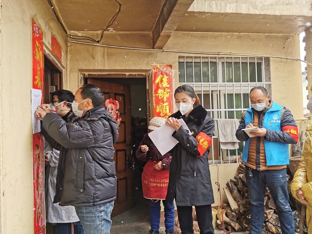 派駐第一書記帶隊入戶摸排疫情.jpg