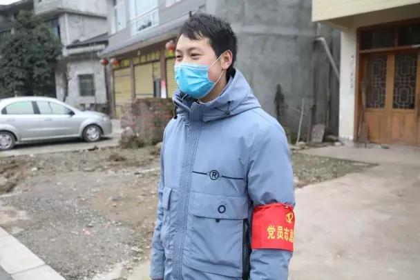 上里鎮(zhèn)志愿者 余強.jpg